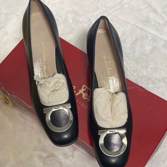 Salvatore Ferragamo Black Leather Block Heel Pumps with Silver Accent NIB - Picture 2 of 7